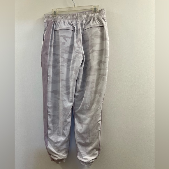 @ Athleta Brooklyn Lined Camo Jogger Shasta - Picture 11 of 15